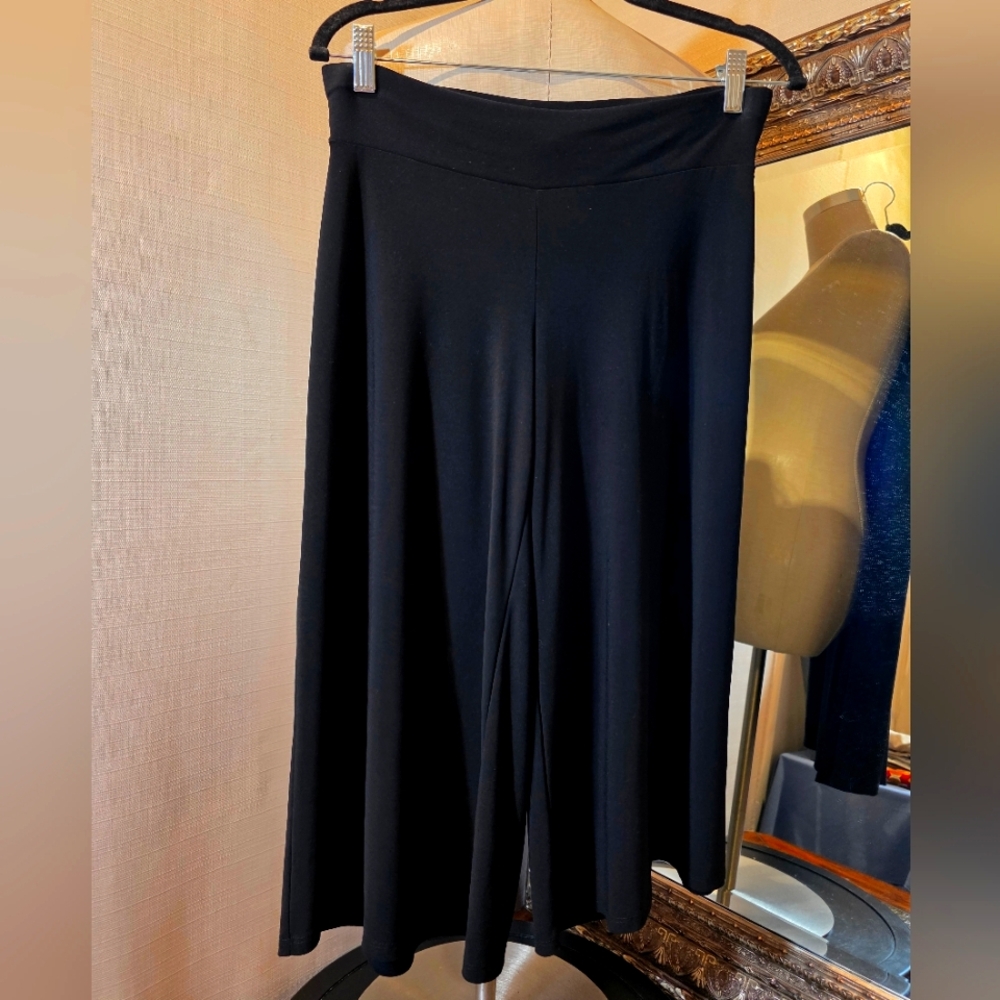 White House Black Market Black Wide-Leg Cropped Pants.  Sz XS.